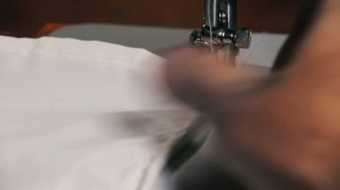 Dikiş makinesi çalışıyor