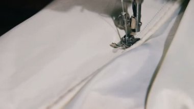 Dikiş makinesi çalışıyor