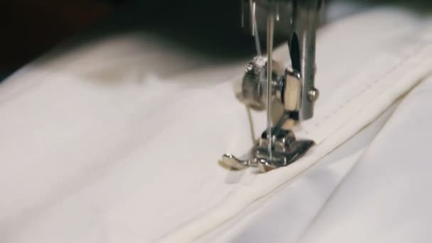 Máquina de costura no trabalho — Vídeo de Stock