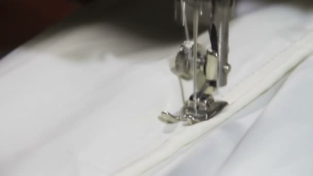 Šicí stroj v práci — Stock video