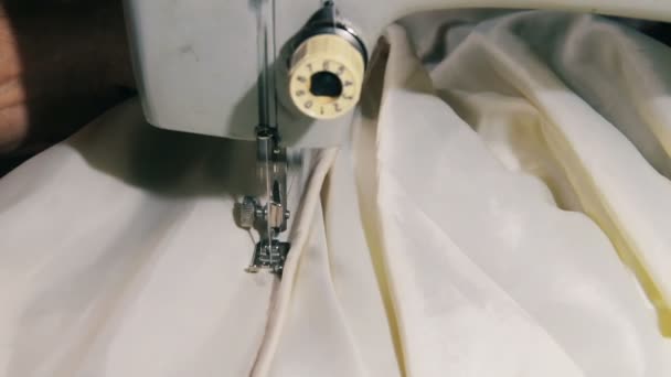 Швейна машина в роботі — стокове відео