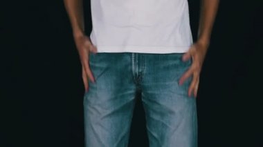 Adam onun kot boş cepler döner. Para yok