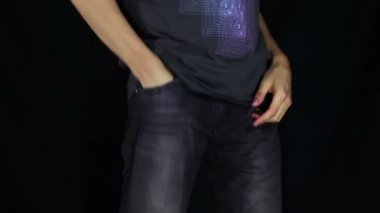 Adam onun kot boş cepler döner. Para yok