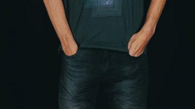 Adam onun kot boş cepler döner. Para yok