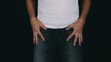 Adam onun kot boş cepler döner. Para yok