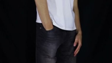 Adam onun kot boş cepler döner. Para yok