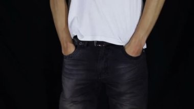 Adam onun kot boş cepler döner. Para yok