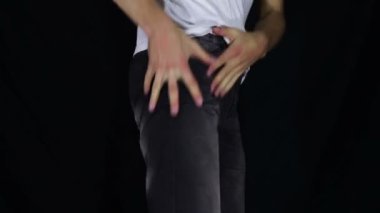 Adam onun kot boş cepler döner. Para yok