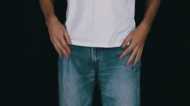 Adam onun kot boş cepler döner. Para yok