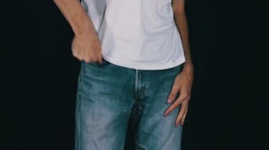 Adam onun kot boş cepler döner. Para yok