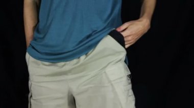 Onun şort boş cepler adamın. Para yok