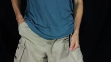 Onun şort boş cepler adamın. Para yok