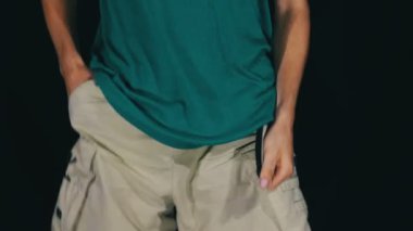 Onun şort boş cepler adamın. Para yok