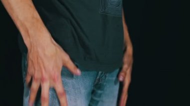 Adam onun kot boş cepler döner. Para yok