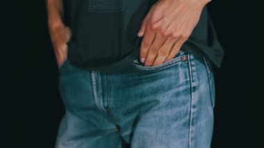 Adam onun kot boş cepler döner. Para yok