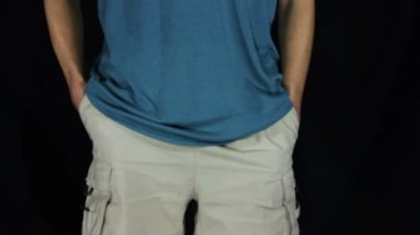 Onun şort boş cepler adamın. Para yok