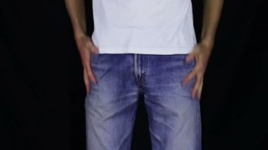 Adam onun kot boş cepler döner. Para yok