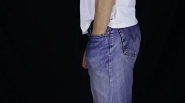 Adam onun kot boş cepler döner. Para yok