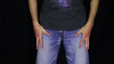 Adam onun kot boş cepler döner. Para yok