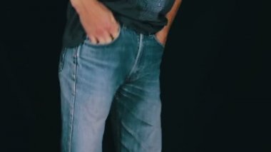 Adam onun kot boş cepler döner. Para yok