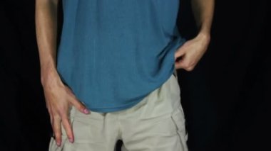 Onun şort boş cepler adamın. Para yok