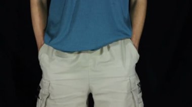 Onun şort boş cepler adamın. Para yok