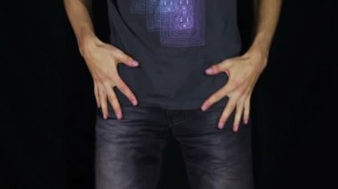 Adam onun kot boş cepler döner. Para yok