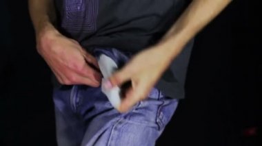 Adam onun kot boş cepler döner. Para yok