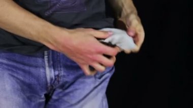 Adam onun kot boş cepler döner. Para yok