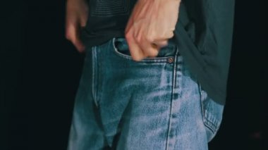 Adam onun kot boş cepler döner. Para yok