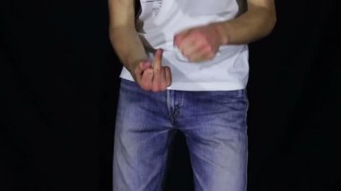 Adam onun kot boş cepler döner. Para yok