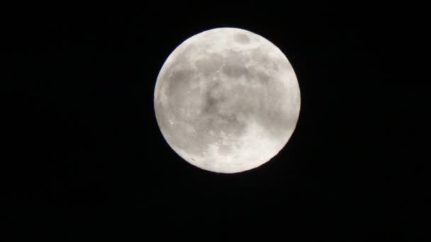 Pleine lune en mouvement dans le ciel nocturne 