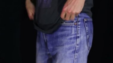 Adam onun kot boş cepler döner. Para yok