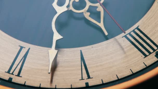 Урожай аналогового антикварний годинник зі стрілками — стокове відео