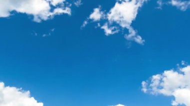 Mavi gökyüzünde hareket eden bulutlar