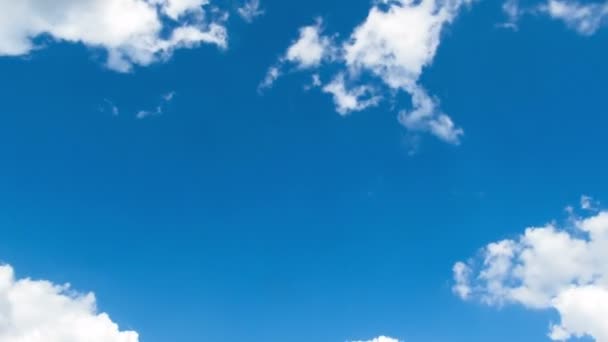 Nuages se déplaçant dans le ciel bleu