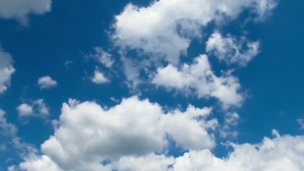 Nubes moviéndose en el cielo azul — Vídeos de Stock
