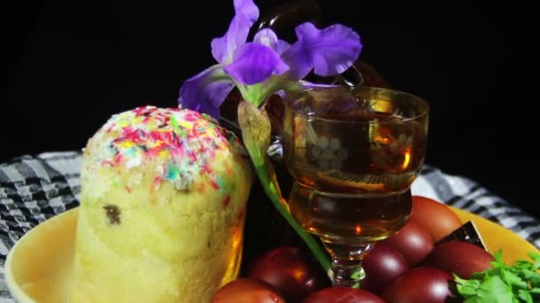 Velikonoční otočit na desku s vejci a sudy Gruzínská vína — Stock video