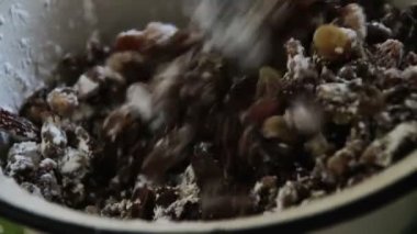 Kuru üzüm bir çanak ve pudra şekeri serpin karışık