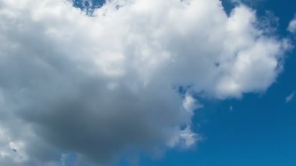 Nuages se déplaçant dans le ciel bleu