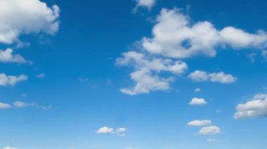 Mavi gökyüzünde hareket eden bulutlar