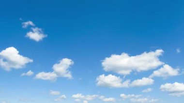 Mavi gökyüzünde hareket eden bulutlar