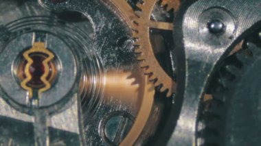 Saat mekanizması çalışır