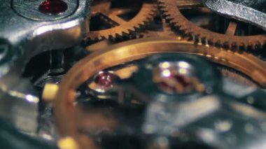 Saat mekanizması çalışır