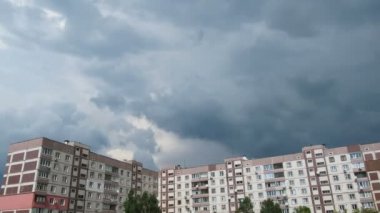 Fırtına bulutları Multistorey binalar zaman atlamalı taşıma