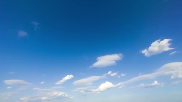 Облака движутся в голубом небе — стоковое видео