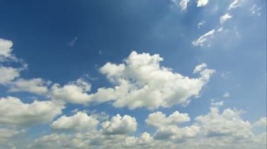 Mavi gökyüzünde hareket eden bulutlar