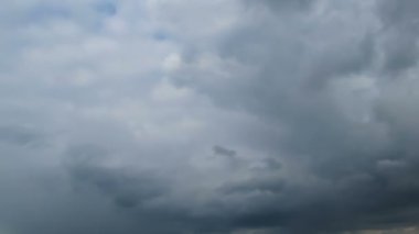 Mavi gökyüzünde hareket eden bulutlar