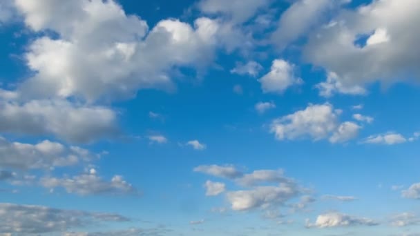 Хмари, що рухаються на блакитному небі — стокове відео