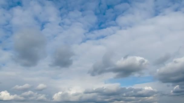 Nuages se déplaçant dans le ciel bleu